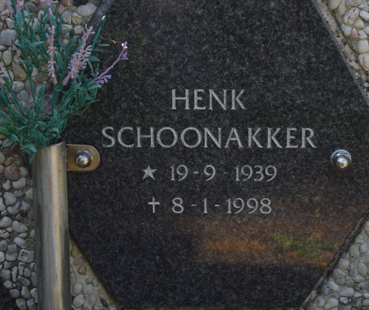 Het graf van Henk Schoonakker