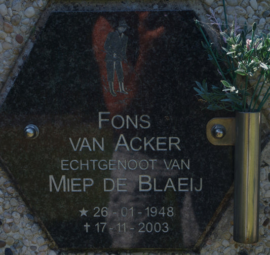 Het graf van Fons van Akker