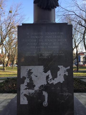 Detail monument Poolse Pantserdivisie in Warschau